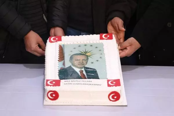 Evlat nöbetinde aile sayısı 208 oldu; Cumhurbaşkanı Erdoğan'ın doğum günü kutlandı