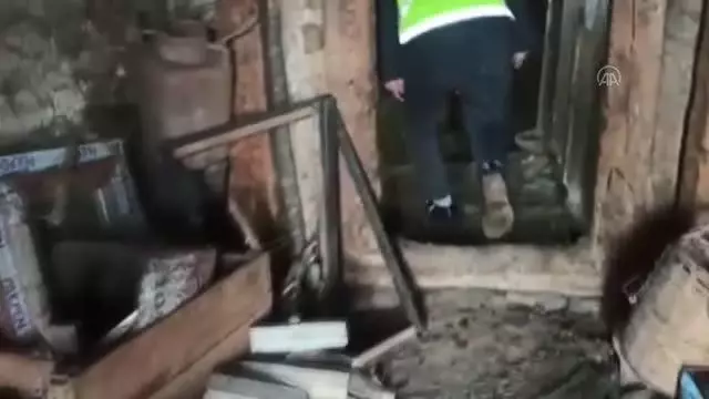 Son dakika haberi | GÜMÜŞHANE - Define aramak için evde 12 metre derinliğinde tünel kazan 7 zanlı suçüstü yakalandı Son dakika haberi | GÜMÜŞHANE - Define aramak için evde 12 metre derinliğinde tünel kazan 7 zanlı suçüstü yakalandı