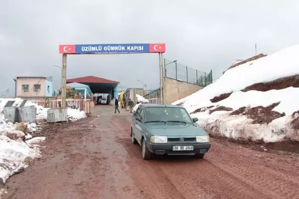 Hakkari Valisi Akbıyık: Çukurca- Üzümlü Sınır Kapısı, 27 Şubat'ta açılıyor Hakkari Valisi Akbıyık: Çukurca- Üzümlü Sınır Kapısı, 27 Şubat'ta açılıyor