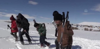 Son dakika haber... İlk kez kayakla tanışan köy çocukları karlı tepeleri piste dönüştürdü