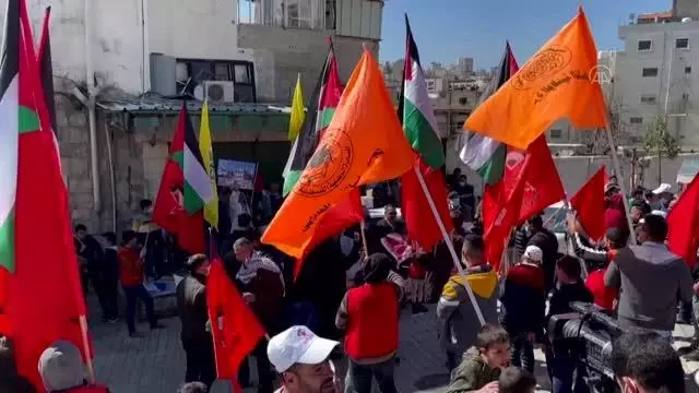 İsrail askerlerinden Harem-i İbrahim katliamının 27. yılı nedeniyle El-Halil'de düzenlenen yürüyüşe müdahale İsrail askerlerinden Harem-i İbrahim katliamının 27. yılı nedeniyle El-Halil'de düzenlenen yürüyüşe müdahale