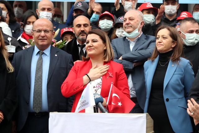 İzmit Belediyesi'nden örnek olacak toplu sözleşme: En düşük maaş 4 bin 535 lira olacak, 1 Mayıs'ta ikramiye verilecek