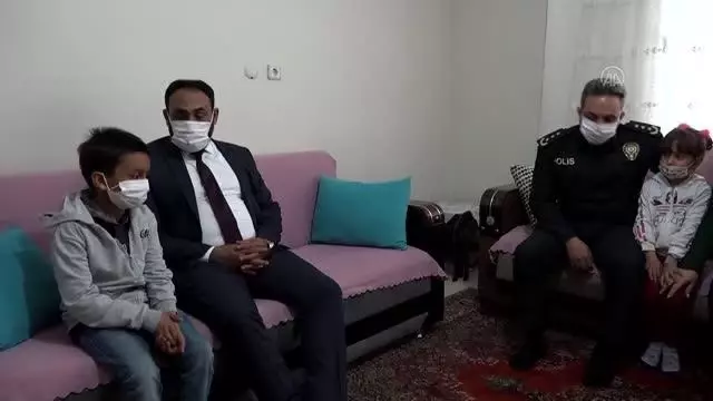 Kanser tedavisi gören çocuk bir günlüğüne polis olmanın mutluluğunu yaşadı Kanser tedavisi gören çocuk bir günlüğüne polis olmanın mutluluğunu yaşadı