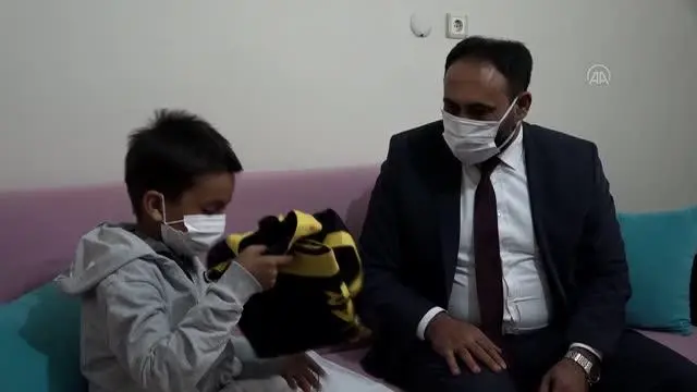 Kanser tedavisi gören çocuk bir günlüğüne polis olmanın mutluluğunu yaşadı Kanser tedavisi gören çocuk bir günlüğüne polis olmanın mutluluğunu yaşadı