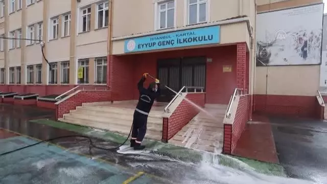 Kartal Belediyesi yüz yüze eğitimin başlayacağı okullarda dezenfekte çalışması başlattı Kartal Belediyesi yüz yüze eğitimin başlayacağı okullarda dezenfekte çalışması başlattı