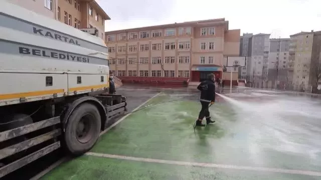 Kartal Belediyesi yüz yüze eğitimin başlayacağı okullarda dezenfekte çalışması başlattı Kartal Belediyesi yüz yüze eğitimin başlayacağı okullarda dezenfekte çalışması başlattı