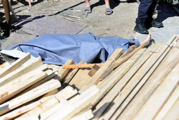 Kerestelerin altında kalıp ölen kardeşinin yüzüne son kez bakıp gözyaşı döktü Kerestelerin altında kalıp ölen kardeşinin yüzüne son kez bakıp gözyaşı döktü
