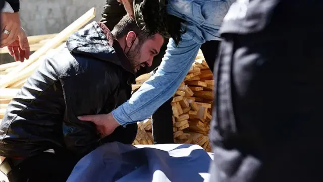 Kerestelerin altında kalıp ölen kardeşinin yüzüne son kez bakıp gözyaşı döktü Kerestelerin altında kalıp ölen kardeşinin yüzüne son kez bakıp gözyaşı döktü