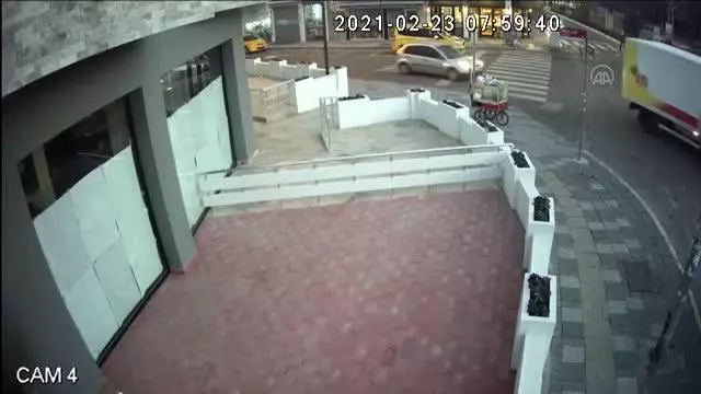 KIRKLARELİ - Midibüsün öğretmene çarptığı kaza güvenlik kamerasına yansıdı KIRKLARELİ - Midibüsün öğretmene çarptığı kaza güvenlik kamerasına yansıdı