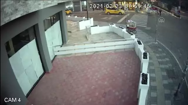 KIRKLARELİ - Midibüsün öğretmene çarptığı kaza güvenlik kamerasına yansıdı KIRKLARELİ - Midibüsün öğretmene çarptığı kaza güvenlik kamerasına yansıdı