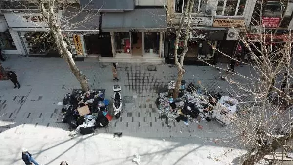 Maltepe'de çöp yığınları artıyor Maltepe'de çöp yığınları artıyor