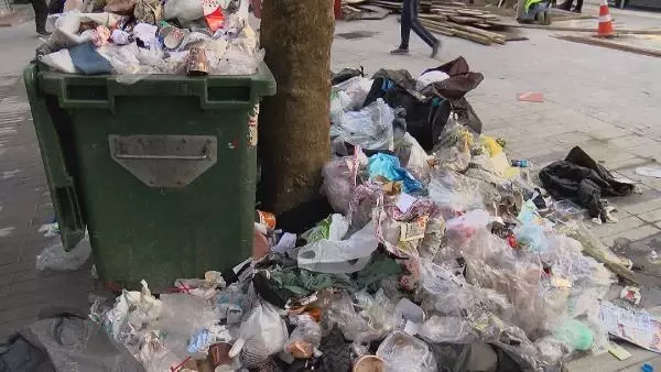 Maltepe'de çöp yığınları artıyor Maltepe'de çöp yığınları artıyor
