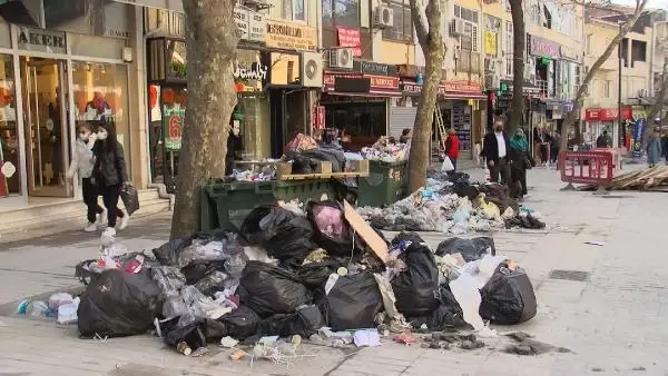 Maltepe'de çöp yığınları artıyor Maltepe'de çöp yığınları artıyor