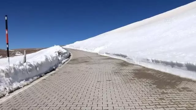 Nemrut Dağı, kar temizleme çalışmalarının bitirilmesinin ardından turizm sezonunu açtı Nemrut Dağı, kar temizleme çalışmalarının bitirilmesinin ardından turizm sezonunu açtı