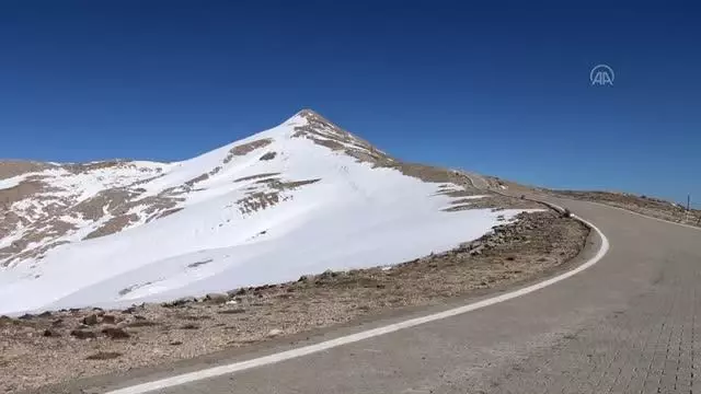 Nemrut Dağı, kar temizleme çalışmalarının bitirilmesinin ardından turizm sezonunu açtı Nemrut Dağı, kar temizleme çalışmalarının bitirilmesinin ardından turizm sezonunu açtı