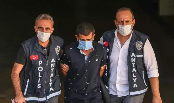 Öldürdüğü sevgilisinin cesedini öpüp, saçlarını toparlamış Öldürdüğü sevgilisinin cesedini öpüp, saçlarını toparlamış