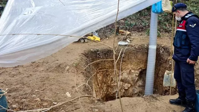 Ormanda çukur kazan definecilerin, oksijensiz kalmamak için kurdukları boru düzeneği pes dedirtti Ormanda çukur kazan definecilerin, oksijensiz kalmamak için kurdukları boru düzeneği pes dedirtti