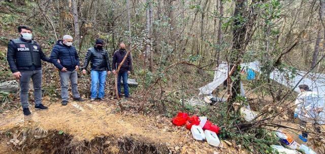 Ormanda çukur kazan definecilerin, oksijensiz kalmamak için kurdukları boru düzeneği pes dedirtti Ormanda çukur kazan definecilerin, oksijensiz kalmamak için kurdukları boru düzeneği pes dedirtti