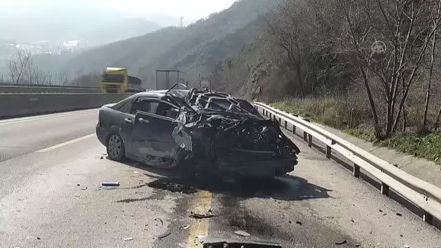 Otomobil yol kenarındaki kayalıklara çarptı: 4 yaralı Otomobil yol kenarındaki kayalıklara çarptı: 4 yaralı