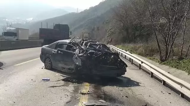 Otomobil yol kenarındaki kayalıklara çarptı: 4 yaralı Otomobil yol kenarındaki kayalıklara çarptı: 4 yaralı