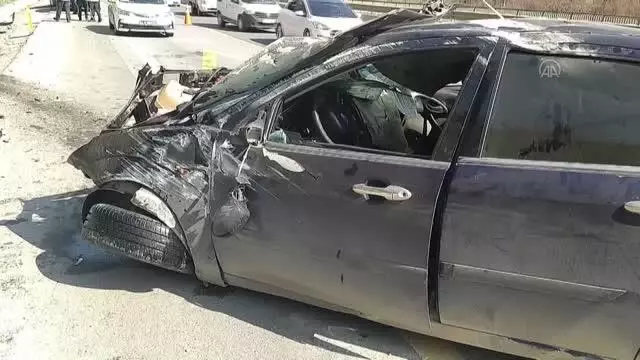 Otomobil yol kenarındaki kayalıklara çarptı: 4 yaralı Otomobil yol kenarındaki kayalıklara çarptı: 4 yaralı