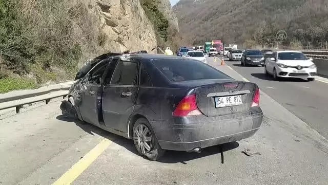 Otomobil yol kenarındaki kayalıklara çarptı: 4 yaralı Otomobil yol kenarındaki kayalıklara çarptı: 4 yaralı