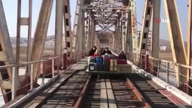 Rus diplomatların Kuzey Kore'den elle ittirdikleri motorsuz araçla dönüş anları gündem oldu Rus diplomatların Kuzey Kore'den elle ittirdikleri motorsuz araçla dönüş anları gündem oldu