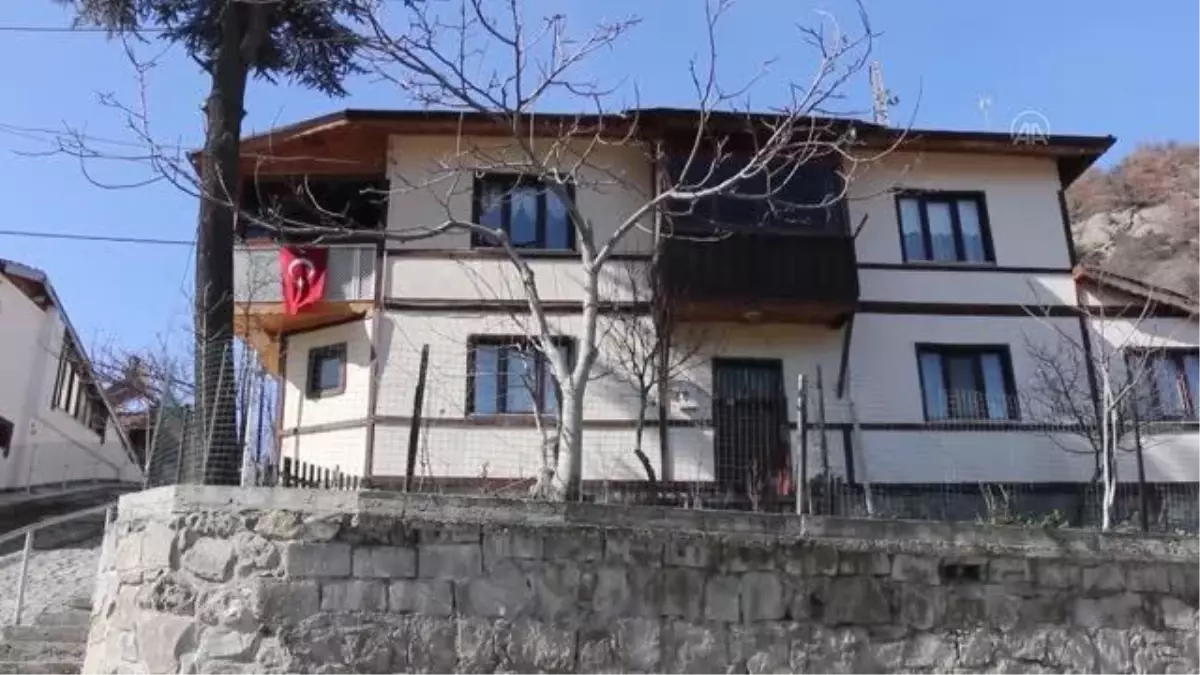 Son dakika gündem: Şehit Uzman Çavuş Sarpkaya'nın babası, oğlunun hatıralarını evinde oluşturduğu köşede yaşatıyor