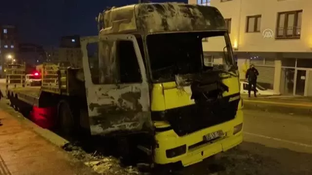 Seyir halinde alev alan tır kullanılamaz hale geldi Seyir halinde alev alan tır kullanılamaz hale geldi