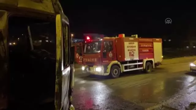 Seyir halinde alev alan tır kullanılamaz hale geldi Seyir halinde alev alan tır kullanılamaz hale geldi