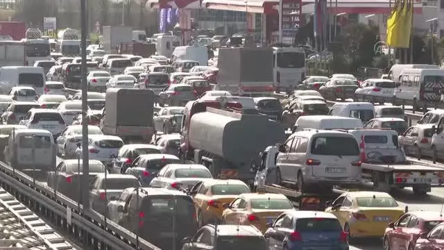 Sokağa çıkma kısıtlaması öncesinde trafik yoğunluğu Sokağa çıkma kısıtlaması öncesinde trafik yoğunluğu