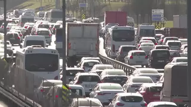 Sokağa çıkma kısıtlaması öncesinde trafik yoğunluğu Sokağa çıkma kısıtlaması öncesinde trafik yoğunluğu