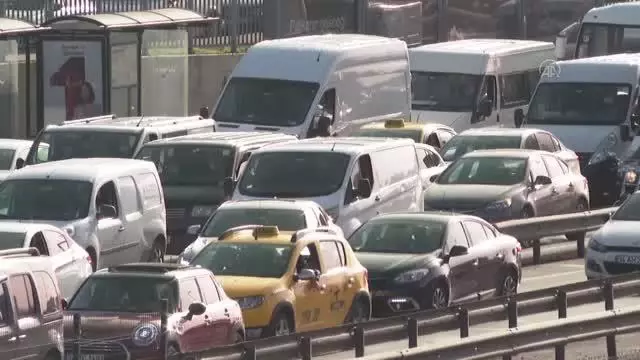 Sokağa çıkma kısıtlaması öncesinde trafik yoğunluğu Sokağa çıkma kısıtlaması öncesinde trafik yoğunluğu