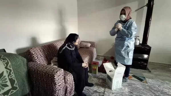 Vaka oranının her hafta azaldığı Bingöl'de, sağlık ekiplerinin 'aşı' mesaisi Vaka oranının her hafta azaldığı Bingöl'de, sağlık ekiplerinin 'aşı' mesaisi