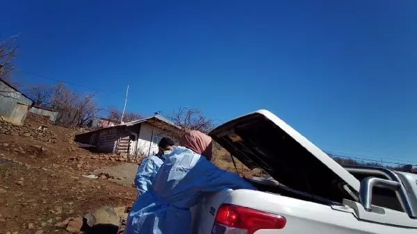 Vaka oranının her hafta azaldığı Bingöl'de, sağlık ekiplerinin 'aşı' mesaisi Vaka oranının her hafta azaldığı Bingöl'de, sağlık ekiplerinin 'aşı' mesaisi