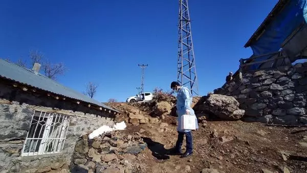 Vaka oranının her hafta azaldığı Bingöl'de, sağlık ekiplerinin 'aşı' mesaisi Vaka oranının her hafta azaldığı Bingöl'de, sağlık ekiplerinin 'aşı' mesaisi