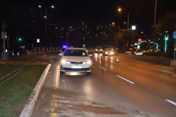 Bir otomobilin çarptığı diğer otomobilin sürüklediği genç kız, feci şekilde can verdi Bir otomobilin çarptığı diğer otomobilin sürüklediği genç kız, feci şekilde can verdi