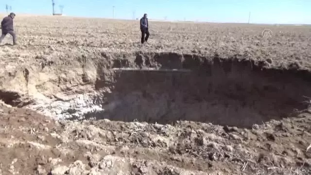 10 metre çapında 40 metre derinliğinde obruk oluştu 10 metre çapında 40 metre derinliğinde obruk oluştu