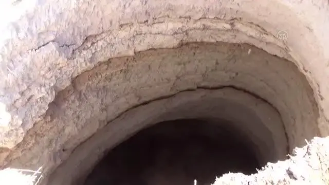 10 metre çapında 40 metre derinliğinde obruk oluştu 10 metre çapında 40 metre derinliğinde obruk oluştu