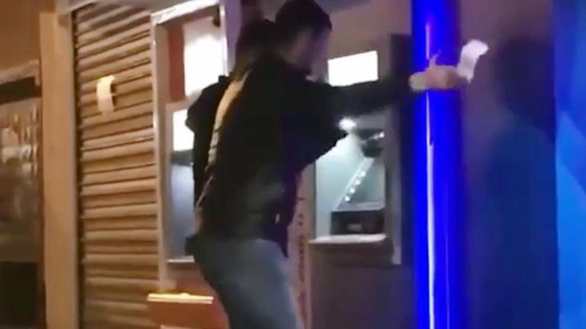 5 milyon TL'lik vurgun yapan dolandırıcılar, çaldıkları paraları halay çekerek ATM'ye yükledi
