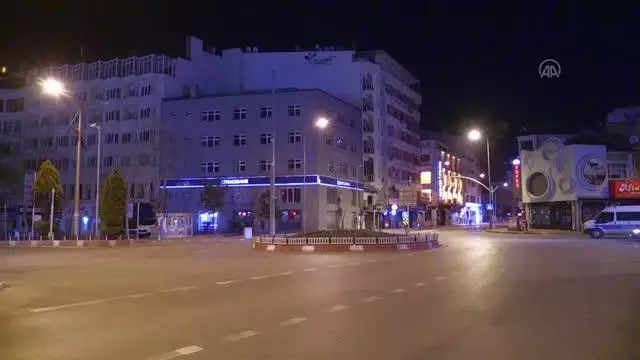 AFYONKARAHİSAR - Sokağa çıkma kısıtlaması nedeniyle cadde ve meydanlar boş kaldı AFYONKARAHİSAR - Sokağa çıkma kısıtlaması nedeniyle cadde ve meydanlar boş kaldı
