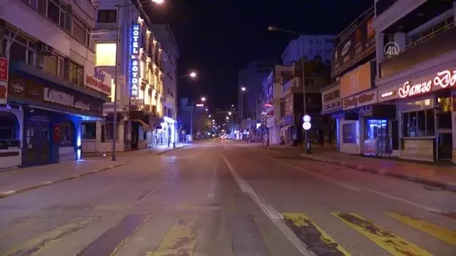 AFYONKARAHİSAR - Sokağa çıkma kısıtlaması nedeniyle cadde ve meydanlar boş kaldı AFYONKARAHİSAR - Sokağa çıkma kısıtlaması nedeniyle cadde ve meydanlar boş kaldı