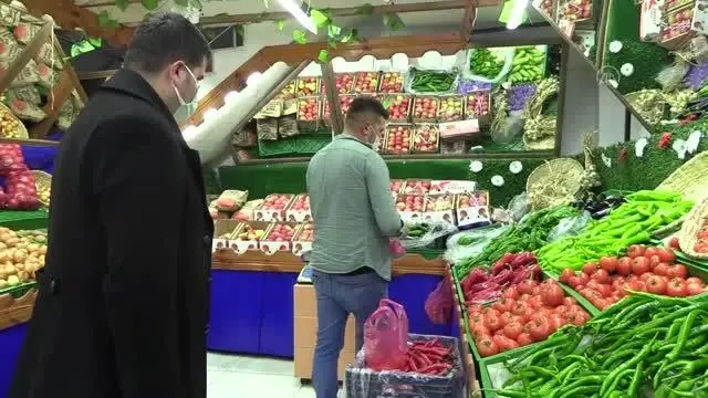 'Askıda meyve sebze' uygulamasıyla ihtiyaç sahiplerinin yüzü güldürülüyor 'Askıda meyve sebze' uygulamasıyla ihtiyaç sahiplerinin yüzü güldürülüyor
