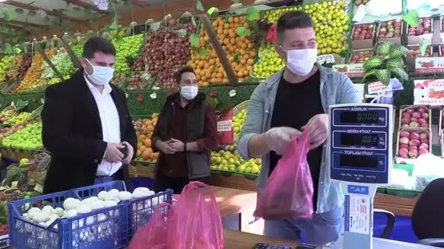 'Askıda meyve sebze' uygulamasıyla ihtiyaç sahiplerinin yüzü güldürülüyor 'Askıda meyve sebze' uygulamasıyla ihtiyaç sahiplerinin yüzü güldürülüyor