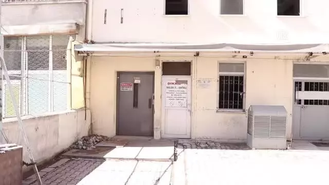Bir binanın elektrik odasında erkek cesedi bulundu Bir binanın elektrik odasında erkek cesedi bulundu