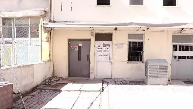 Bir binanın elektrik odasında erkek cesedi bulundu Bir binanın elektrik odasında erkek cesedi bulundu