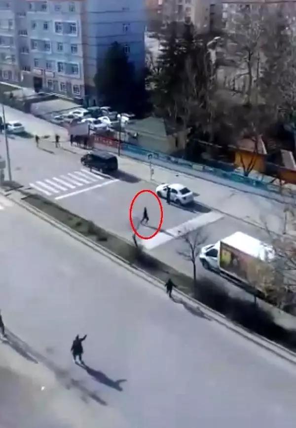 Çaldığı otomobille polisten kaçarken kaldırıma çarptı Çaldığı otomobille polisten kaçarken kaldırıma çarptı