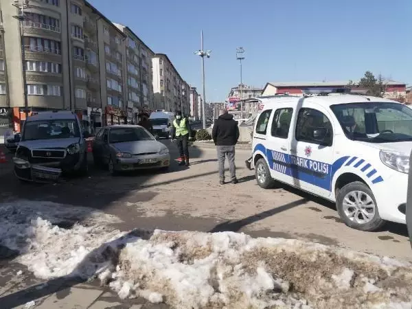 Doğum yapmak üzere olan eşini hastaneye yetiştirmek isterken kaza yaptı Doğum yapmak üzere olan eşini hastaneye yetiştirmek isterken kaza yaptı