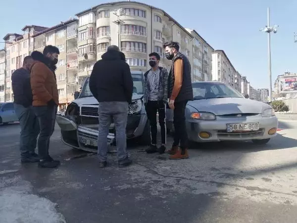 Doğum yapmak üzere olan eşini hastaneye yetiştirmek isterken kaza yaptı Doğum yapmak üzere olan eşini hastaneye yetiştirmek isterken kaza yaptı
