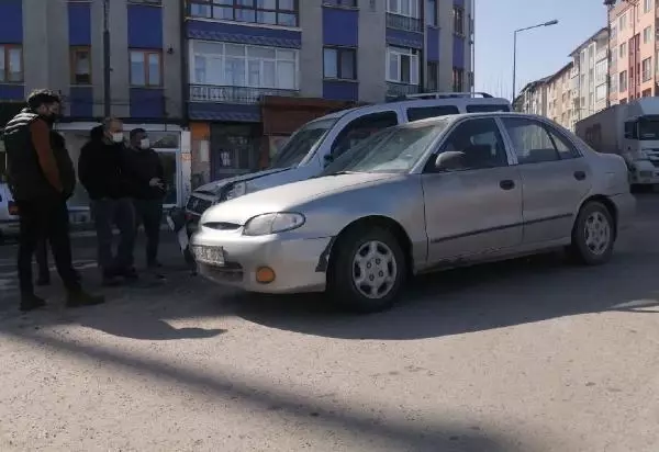 Doğum yapmak üzere olan eşini hastaneye yetiştirmek isterken kaza yaptı Doğum yapmak üzere olan eşini hastaneye yetiştirmek isterken kaza yaptı